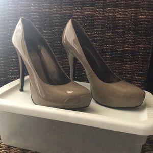 Carlis Santana Playful pump heels.